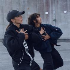 on y voit deux danseuses habillées en noir