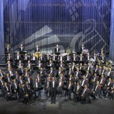 Une orchestre en costume avec des instruments sur une scène