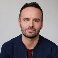 homme qui regarde l'objectif en souriant