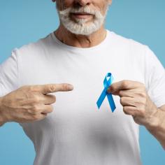 Un homme âgé pointant du doigt un ruban bleu pour soutenir la sensibilisation au cancer du côlon