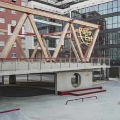 Le skate park de vincennes avec le logo en gros Paris est marne et bois
