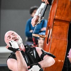 Un homme qui danse à coté il y a une contrebasse