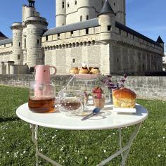 des tasses posées sur une table blanche devant le château de vincennes