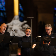On y voit des chanteurs sur une scène 