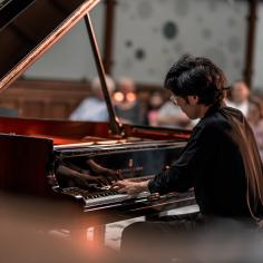 Un jeune homme joue du piano