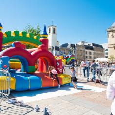 Des enfants jouent sur un château gonflables