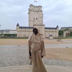 On y voit un homme avec un chasuble de prêtre, dans le châtau