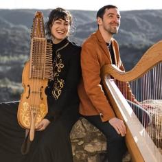 une femme et un homme tenant des instruments de musique en pleine nature