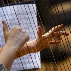 Mains d’une femme jouant de la harpe
