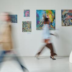 Mouvement flou des personnes dans la galerie d’art 