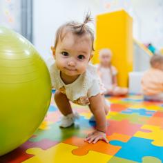 Bébé fille dans la salle de jeux pour enfants