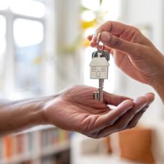 Agent immobilier remettant les clés d’une nouvelle maison à un homme