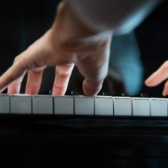 Mains de femme jouant du piano