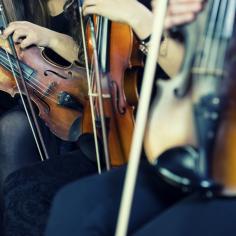 Femme Violinists préparer pour le Concert de musique classique