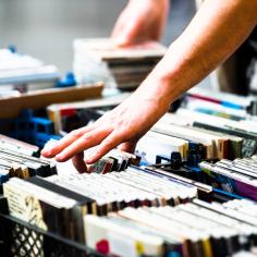 une main tri des livres