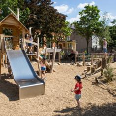 des enfants jouent sur une aire de jeux