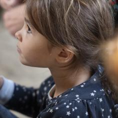 une enfant est photographiée de côté