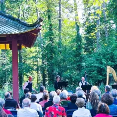 des personnes donnent un concert dans le bois de Vincennes