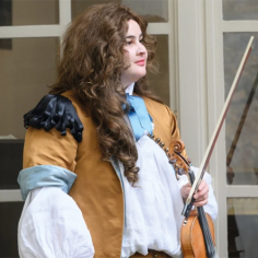 une femme déguisée en personnage de l'époque