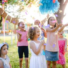 Petits enfants restant à l’extérieur dans le jardin en été, jouant