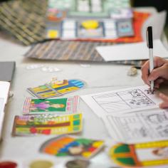Enseignante chinoise asiatique enseignant un cours d’art en ligne à la maison