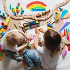 Des enfants dessinent et bricolent à la maternelle ou à la garderie.