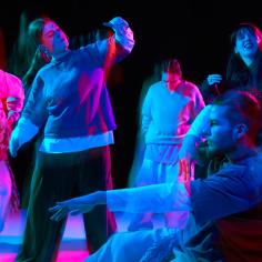 Danseurs hip-hop exécutant des chorégraphies de danse de rue avec éclairage néon et flou de mouvement