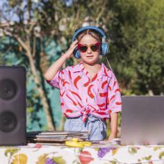 Petite fille qui fait le DJ lors d’une fête estivale en plein air