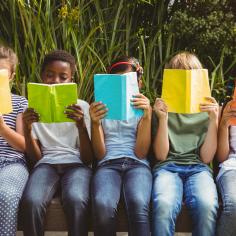 Enfants lisent des livres dans le parc