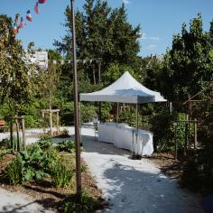 un jardin avec des drapeaux de la France et des États-Unis accrochés