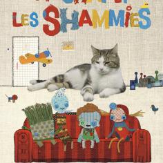 affiche officielle ou on voit un chat au dessus de peluches en formes rigolottes sur un canapé rouge