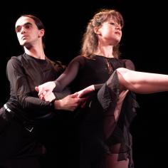 Deux danseurs lèvent les pieds sur scène