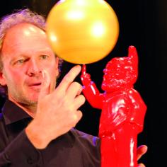 Un homme fait tourner un ballon sur son doigt