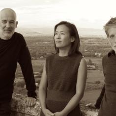Un groupes d'artistes, une femme et deux hommes posent en pleine nature