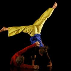 Deux comédiens sur scène font des pirouettes