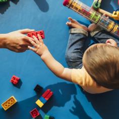 un enfant joue avec des leggos