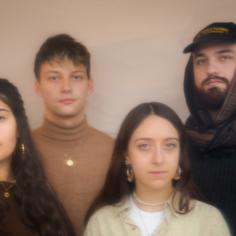 Photo de 4 personnes un peu flou