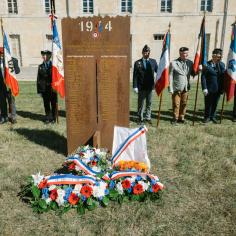 Cérémonie commémorative au château de Vincennes, porte-drapeaux autour de la stèle des fusillés de 1944 - photo (c) Hervé Chatel