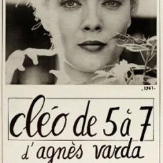 une femme blonde regarde la caméra de manière perçante