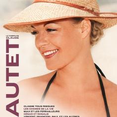 Une jeune femme blonde portant un chapeau qui sourit