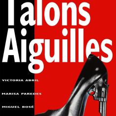 on y voit une paire d'escarpin noir avec un talon en forme de pistolet