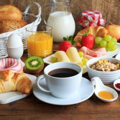 Table de petit-déjeuner richement dressée