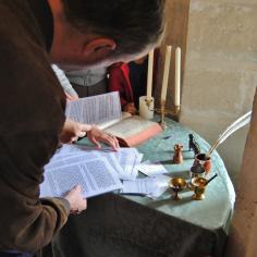 un homme se penche sur un papier posé sur une table