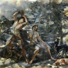 Deux nus, un homme et une femme, posent dans une forêt ombragée avec deux chiens.