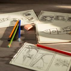 Artiste dessinant une bande dessinée d’anime dans un studio