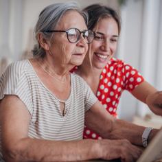  Grand-mère et petite-fille utilisent un ordinateur