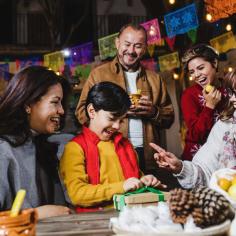 Famille latine célébrant des posadas mexicaines pour le réveillon de Noël au Mexique Amérique latine, fête traditionnelle pendant les vacances 