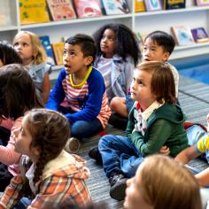 Les enfants se livraient à la narration à la bibliothèque