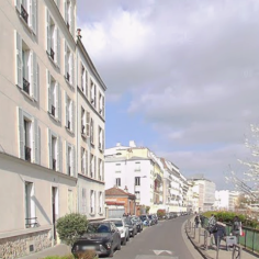 Une rue en hiver dans laquelle on voit une poste cyclable 