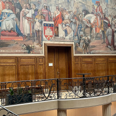 photo de l'hôtel de ville de Vincennes avec une oeuvre d'art